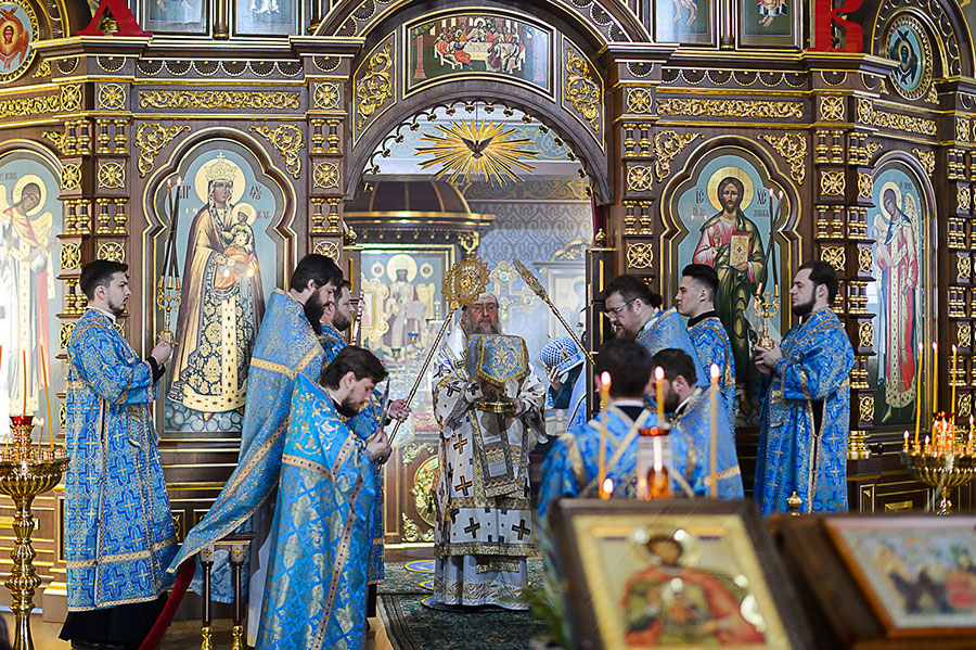 День памяти великомученика Феодора Стратилата. Митрополит Александр совершил Литургию в Матронинском храме Алма-Аты