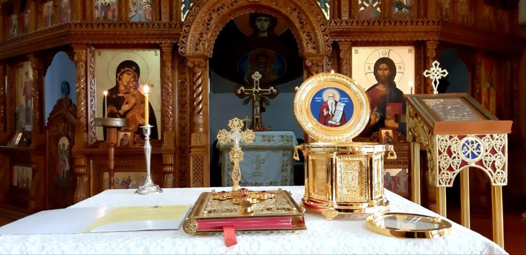 Părintele Arhiepiscop Calinic a dăruit un fragment din moaștele Sfântului Cuvios Ioanichie cel Nou de la Muscel