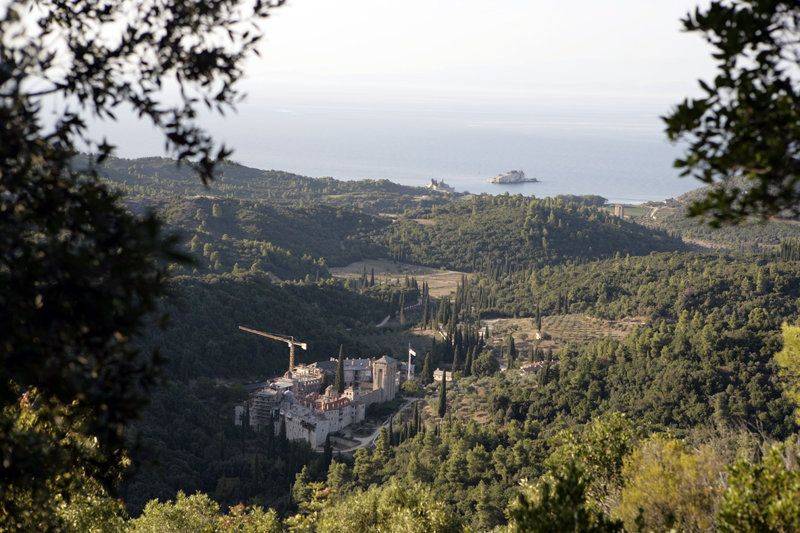 Преосвећени Епископ нишки Г. Г. Арсеније служио Свету архијерејску Литургију у Хиландару на дан Светог Симеона Мироточивог