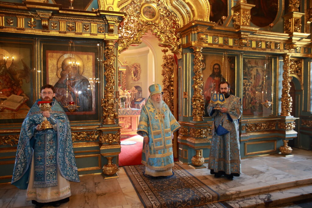 Праздник в честь Иверской иконы Божией Матери и день поминовения архиепископа Можайского Григория в Новодевичьем монастыре