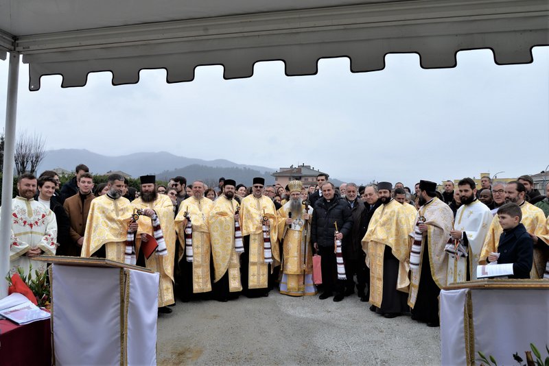 Preasfințitul Părinte Episcop Siluan a pus piatra de temelie a noii biserici de lemn a Parohiei „Sfântul Ierarh Iosif cel Nou de la Partoș” din Rieti