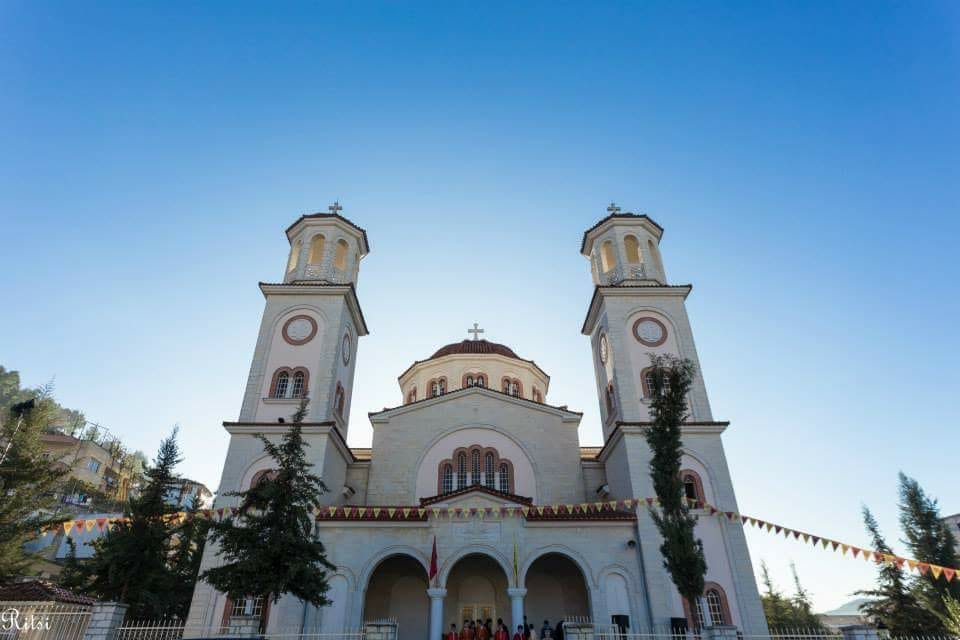 Pas shumë kërkesave, Këshilli Kishtar i Beratit, me bekimin e Mitropolitit tonë Hirësi Ignatit, filloi nismën e mbledhjes së fondeve për kompletimin e Katedrales së Shën Dhimitrit me afresket murale