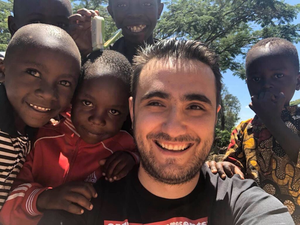 Ο Έλληνας “Φύλακας- Άγγελος” των φτωχών παιδιών της Τανζανίας