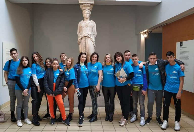 Μαθητές τραγουδούν για τις «ξενιτεμένες» Καρυάτιδες και συγκλονίζουν!