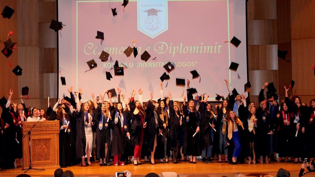 Ceremonia e diplomimit e studentëve që mbaruan Kolegjin Universitar “Logos”