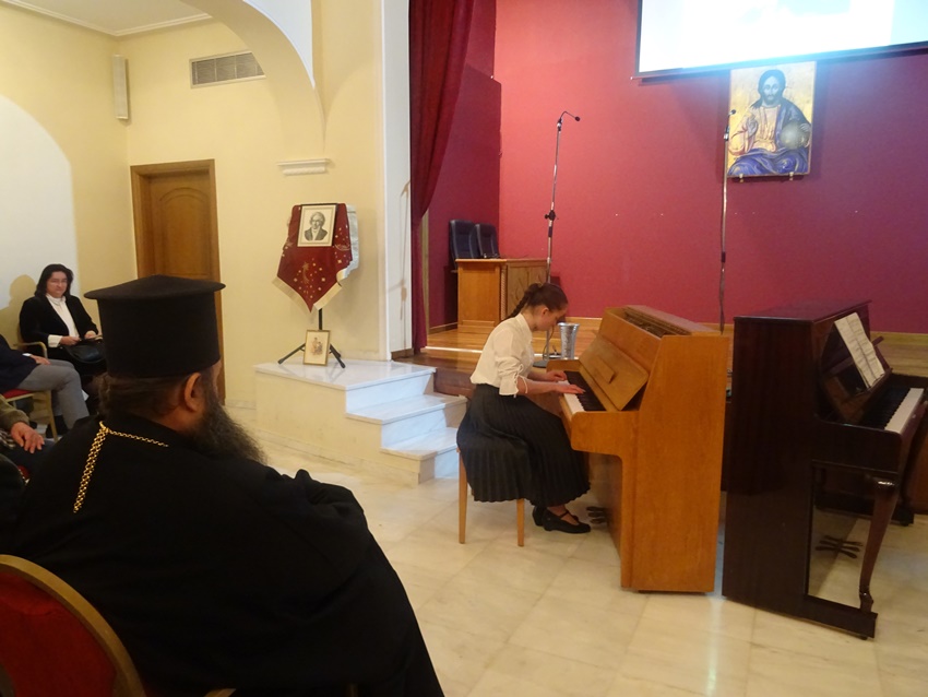 Η θυγατέρα ενός ιερέως εκτέλεσε Μπαχ, Μότσαρτ, Μέντελσον, Σοπέν