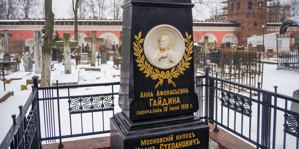 В некрополе Донского монастыря отреставрированы семь исторических надгробий