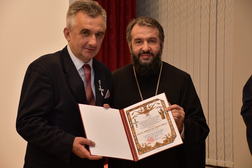 Biograful Patriarhului Pavle, decorat de Episcopia Caransebeşului