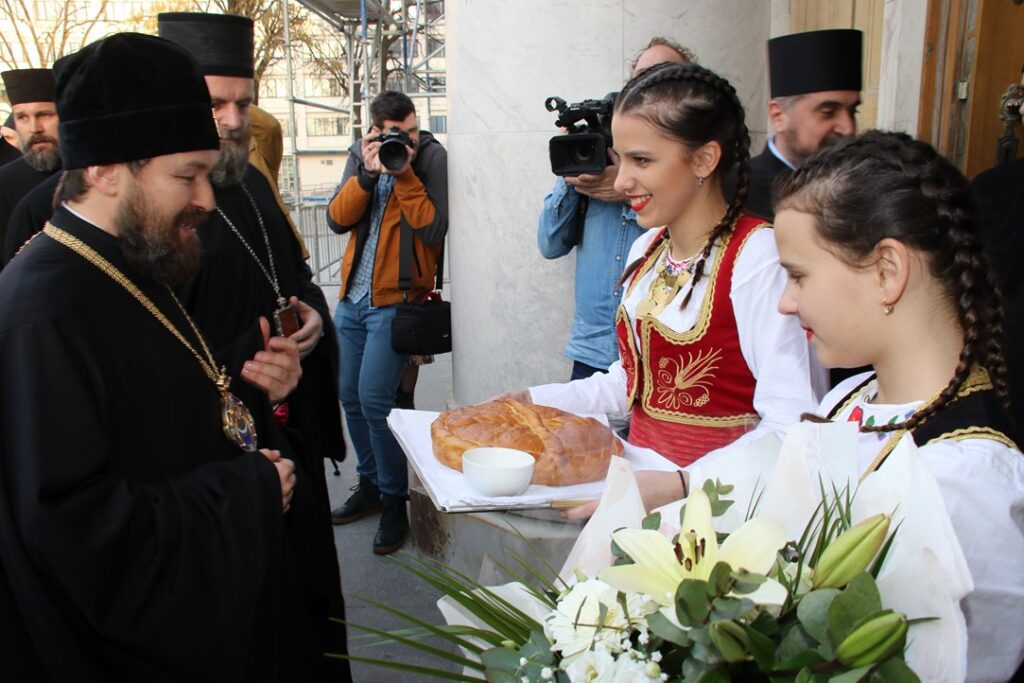 Митрополит Волоколамский Иларион ознакомился с ходом работ по благоукрашению собора святителя Саввы в Белграде