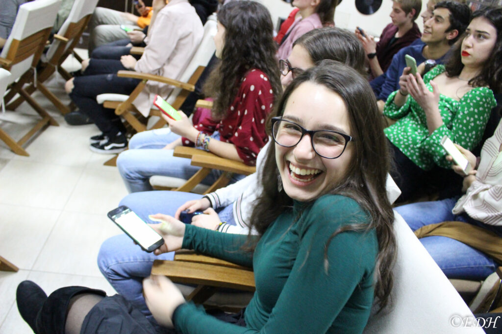 Filantropie şi voie bună: Seară de Kahoot la OrthoCaffè Deva