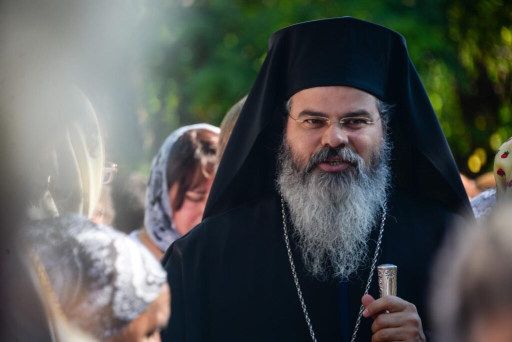 În biserică învăţăm să iubim, a spus PS Ignatie la sfinţirea pietrei de temelie pentru un nou locaş de cult