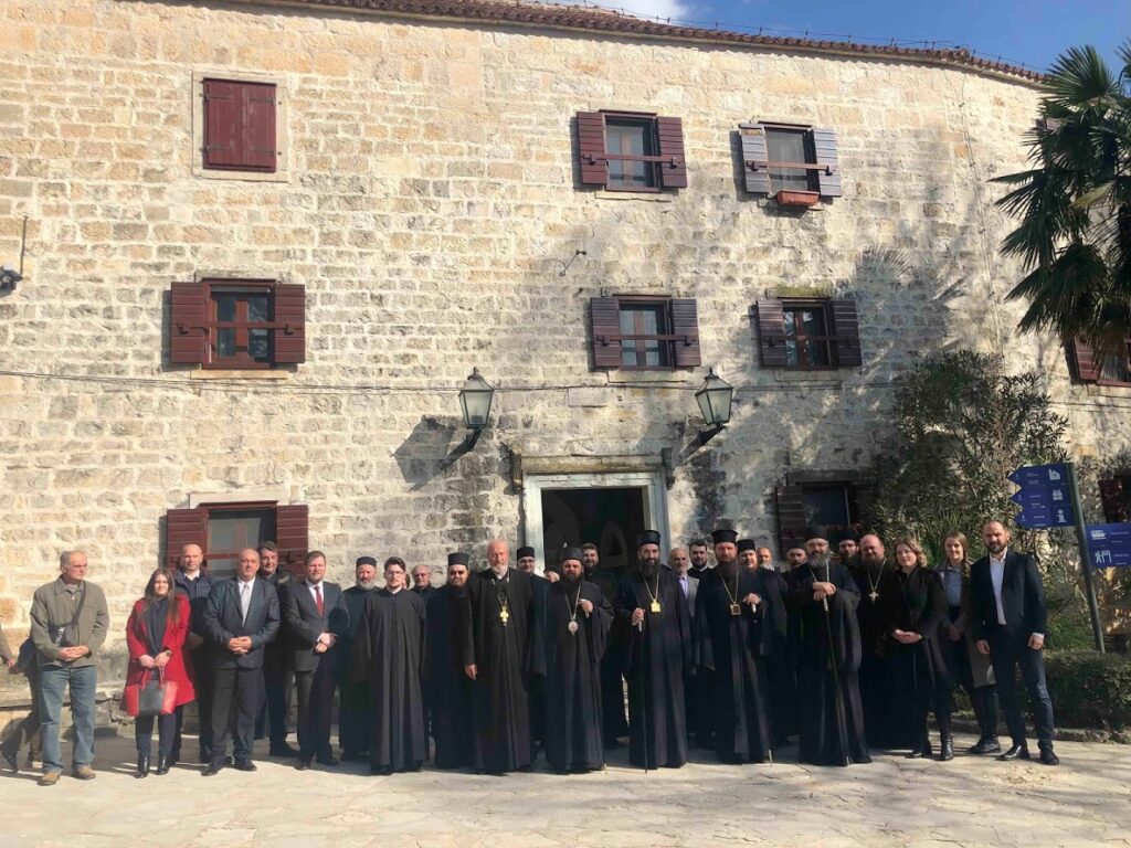 СЛАВА БОГОСЛОВИЈЕ СВЕТА ТРИ ЈЕРАРХА