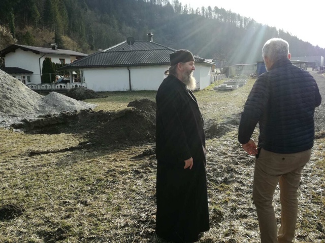Епископ Андреј у обиласку земљишта за изградњу храма у Куфштајну