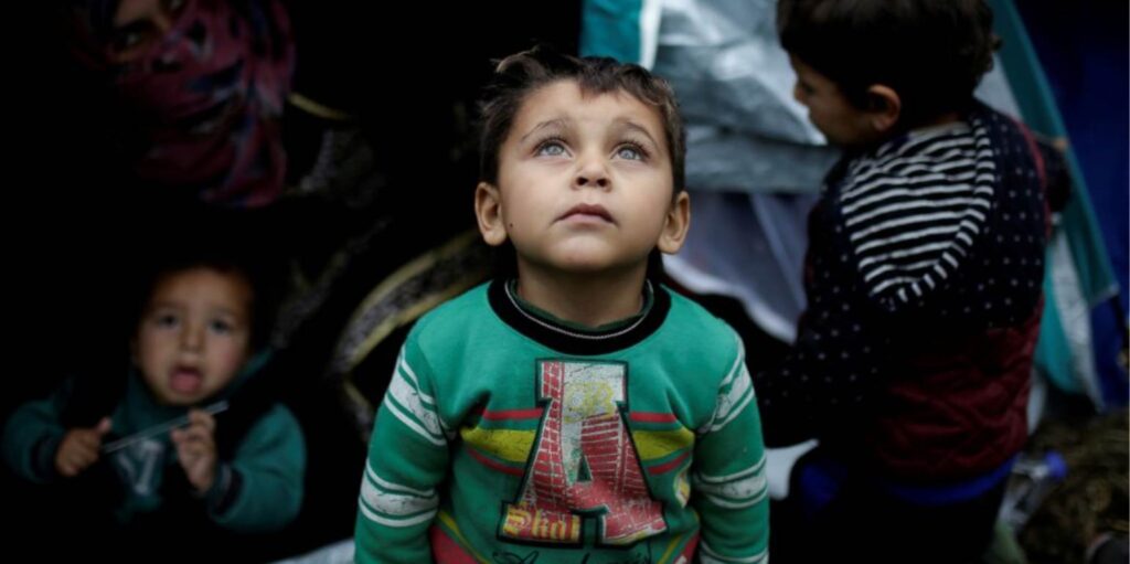 Ανώγεια: Ο π. Γιώργης αγκαλιάζει τα ανήλικα προσφυγόπουλα
