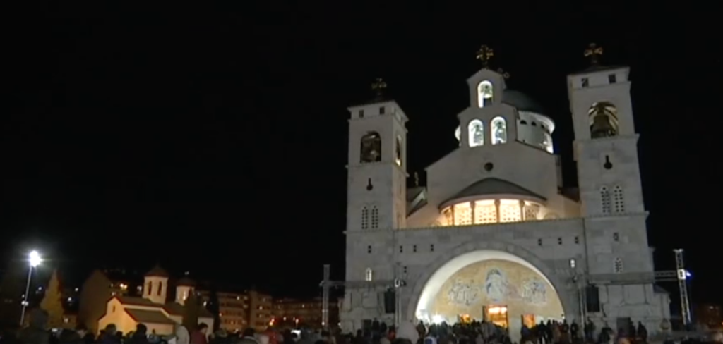 Грађани у литијама и на молебнима широм Црне Горе