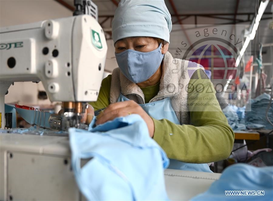 Εργάτες στην Κίνα κατασκευάζουν εκατομμύρια μάσκες
