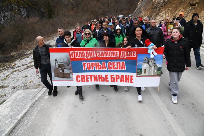 Лица са литија: Крстина са својом породицом у молитвеном ходу за одбрану Светиња