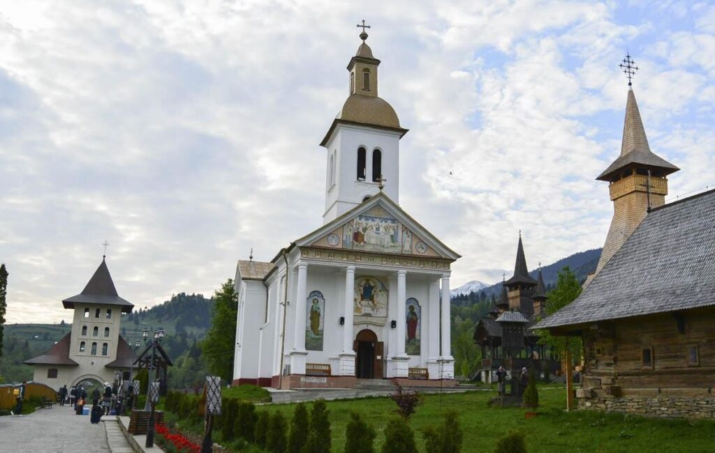 Cea mai veche mănăstire din Eparhia Maramureşului şi-a sărbătorit hramul de iarnă