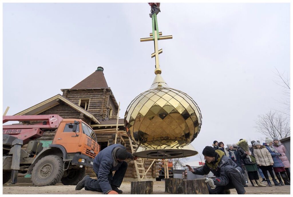 Освящен крест храма иконы Божией Матери “Умиление”