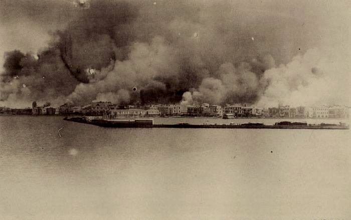 Ο Κεμάλ κοιτούσε την Σμύρνη να καίγεται!