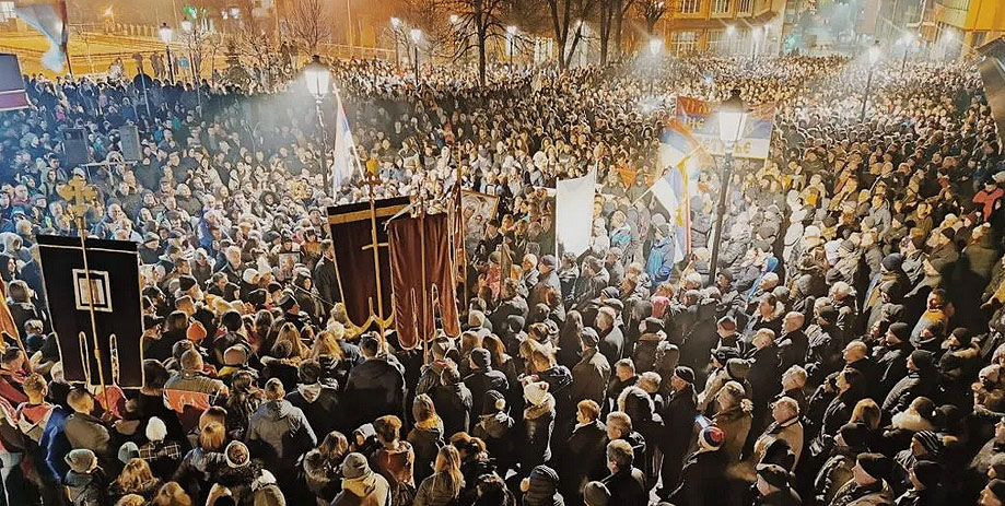 Συνεχίζονται οι πορείες στο Μαυροβούνιο