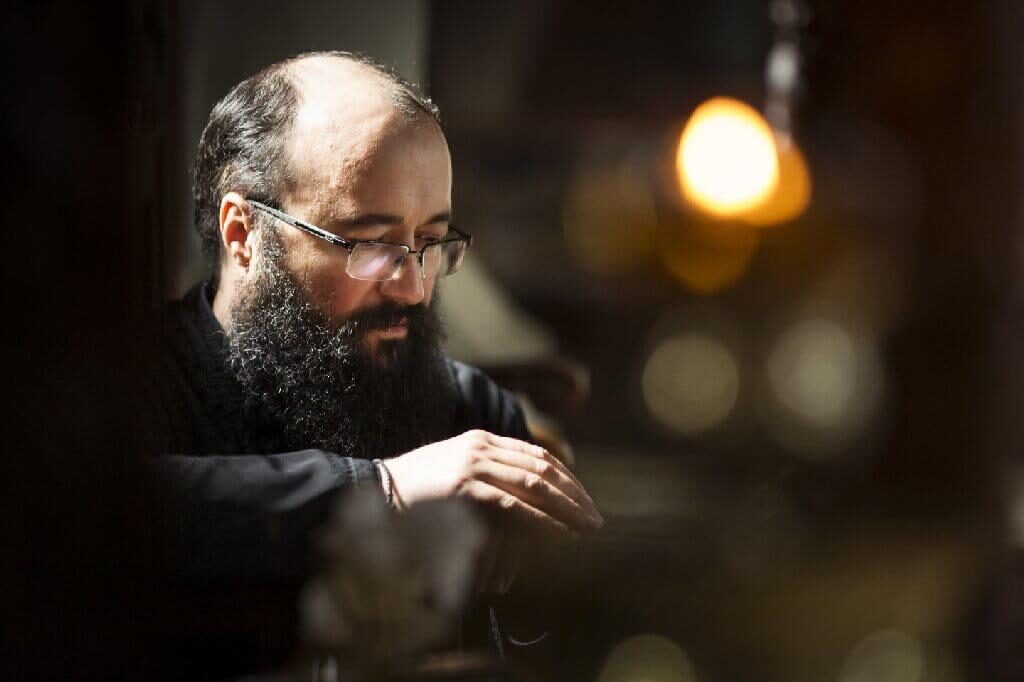 Pr. Visarion Alexa, sfaturi către tineri: Dacă vreţi să porniţi în căsnicie un demers al dreptății, tocmai porniţi spre un eșec