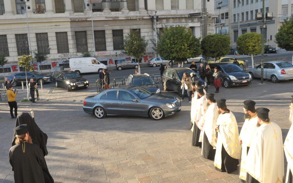 Συγκίνηση από κλήρο και λαό, κατά την υποδοχή του σκηνώματος του Μακαριστού Μητροπ. Πρ. Πειραιώς Κυρού Καλλινίκου, στον Κ.Ι.Ν. Αγίας Τριάδος