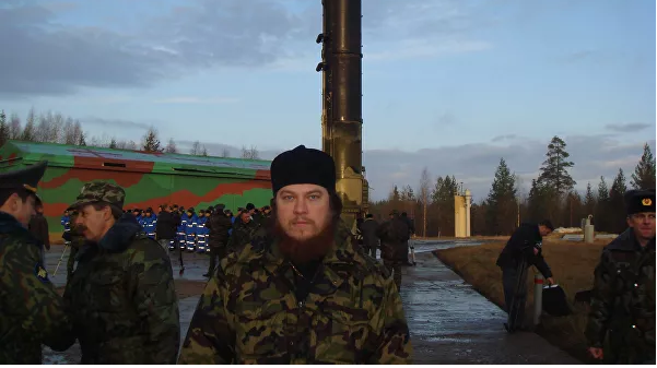 Военный священник: нам предлагают отказаться от освящения оружия