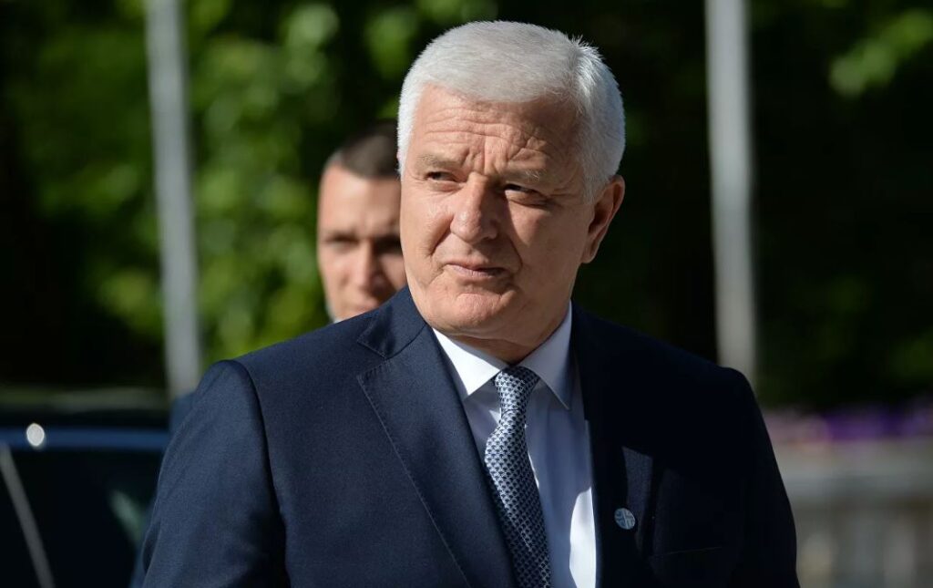 Премьер Черногории опроверг сообщения о “заморозке” закона о церквях