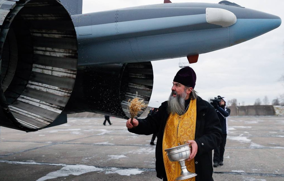 Священникам предложили больше не освящать оружие массового поражения