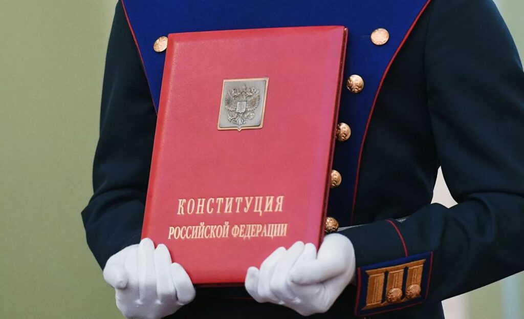 В РПЦ поддержали идею о поправке в Конституцию по защите семьи