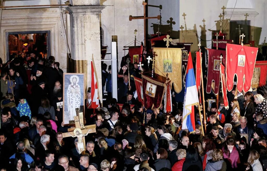 Протесты верующих в Черногории побеждают, заявил сербский епископ