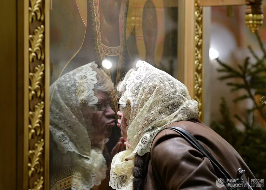 Эксперты рассказали, можно ли заразиться коронавирусом, целуя иконы