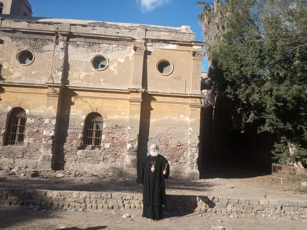 Συγκινημένος στον ερειπωμένο ναό του Αγ. Γεωργίου Κάρφ Ελ Ζαγιάτ