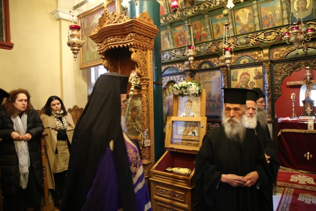 Ενώπιον της δεξιάς χειρός του Αγίου Πολυκάρπου