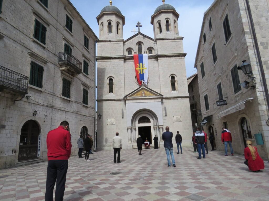 Αποκλειστικό: Στο Μαυροβούνιο έσπασαν τα μέτρα σε συνεργασία με τις αρχές και οι πιστοί εκκλησιάστηκαν σε απόσταση ασφαλείας.