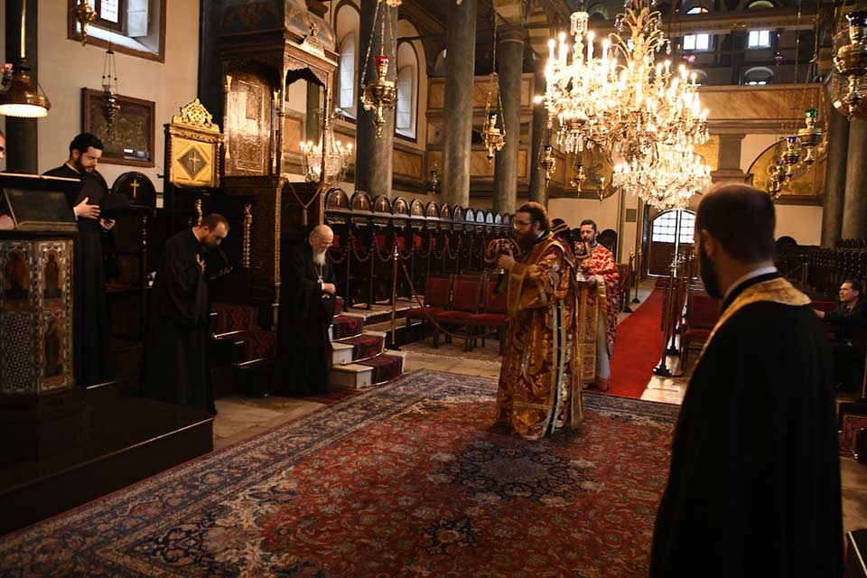მსოფლიო პატრიარქმა საღმრთო ლიტურგია დახურულ კარს მიღმა აღავლინა