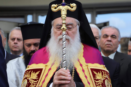 “Από τα περιτυλίγματα, στην ουσία, από το φαίνεσθαι στο είναι”