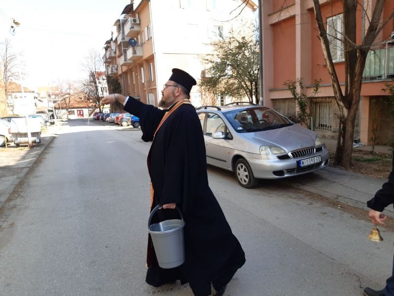 Нишки свештеник кропио улице и домове своје парохије