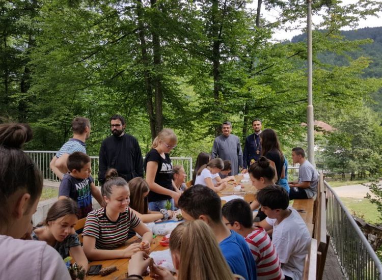 МИСИЈСКИ ФОНД ЗА ШЕСТ ГОДИНА ОПРЕМИО ДВАДЕСЕТАК КАБИНЕТА ЗА ВЈЕРОНАУКУ