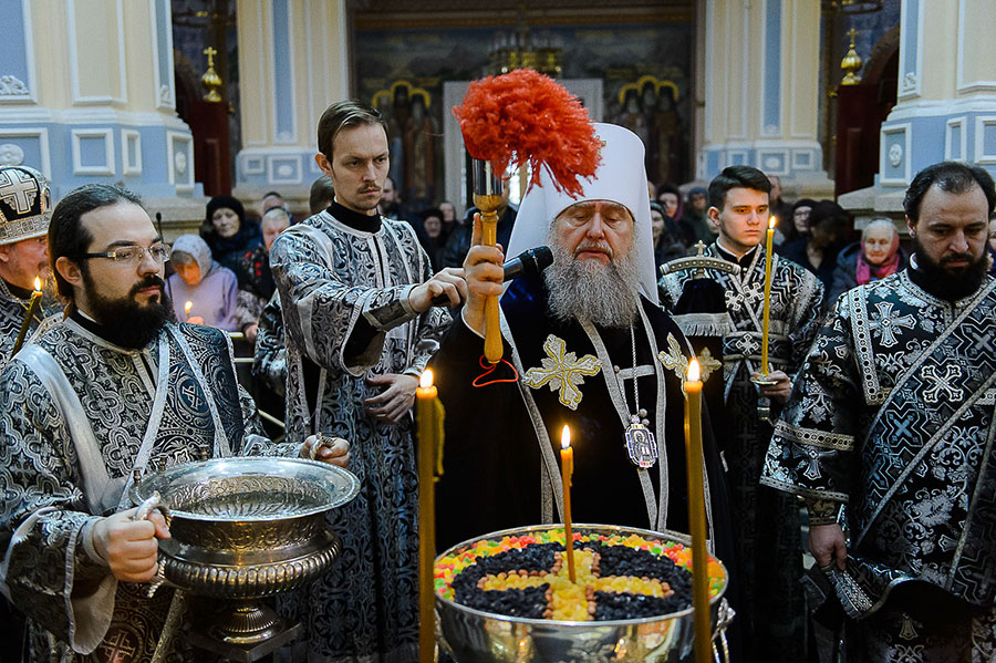 Митрополит Астанайский и Казахстанский Александр совершил Литургию Преждеосвященных Даров и чин освящения колива в главном храме Алма-Аты