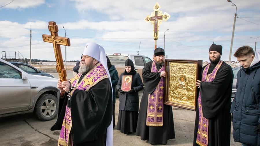 Священники совершили автомобильный крестный ход для защиты Ижевска от коронавируса