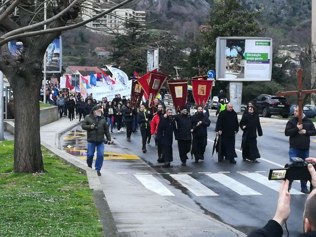 Владика Јоаникије са литије у Котору: Ми ходимо за свецима Божјим, ово је ход за Христом!