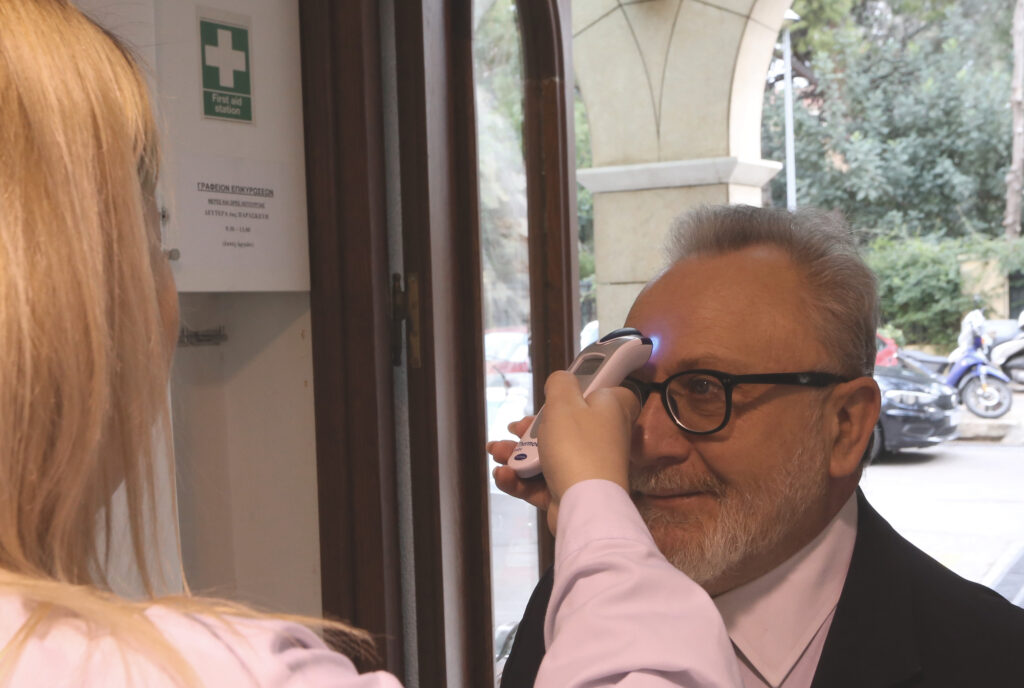 Η ΦΩΤΟΓΡΑΦΙΑ ΤΗΣ ΗΜΕΡΑΣ: Θερμομέτρηση στην Ιερά Σύνοδο