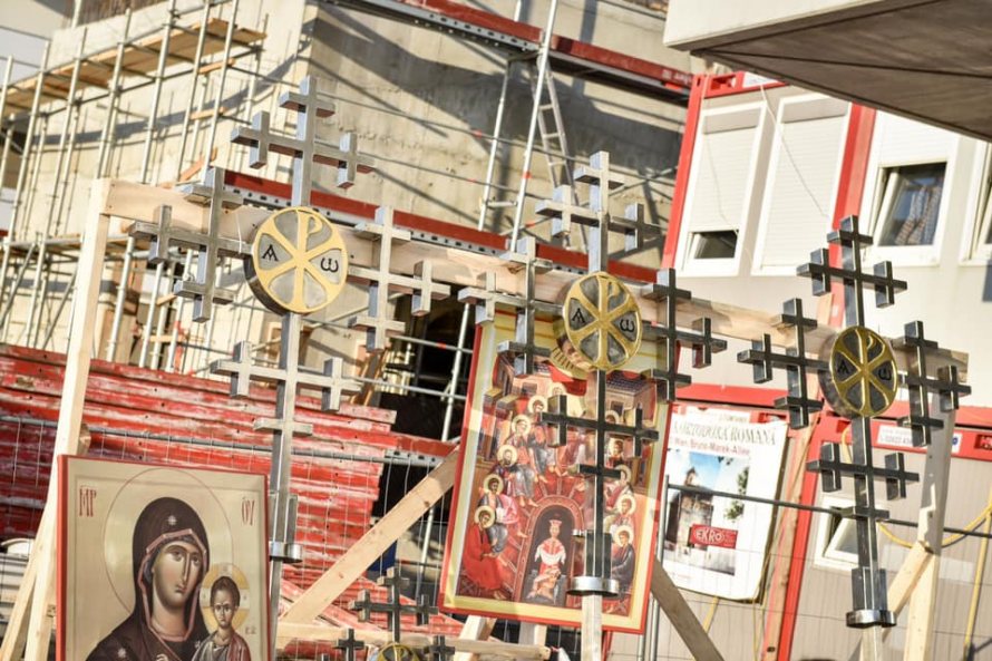 Biserica din Viena prinde contur: A fost amplasată prima cruce pe lăcaşul de cult