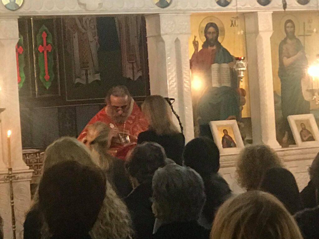 Πλήθος κόσμου στην ουρά για τη Θεία Κοινωνία – (ΦΩΤΟ)