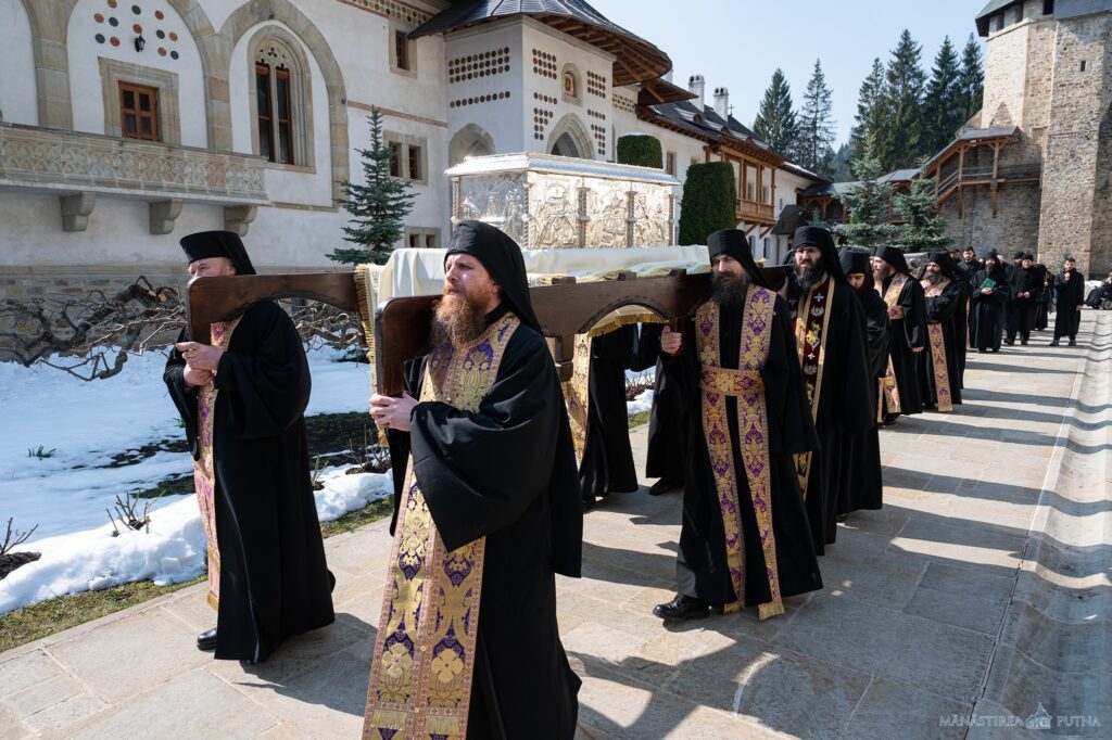 Monahii putneni poartă în procesiune în jurul mănăstirii icoana făcătoare de minuni a Maicii Domnului și sfintele moaște
