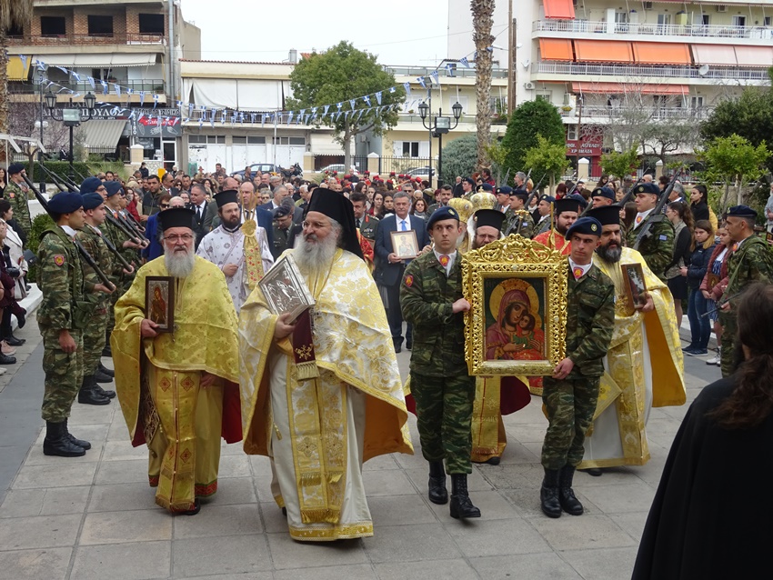 Πλήθος πιστών στην Κόρινθο στη Λιτάνευση των Ιερών Εικόνων