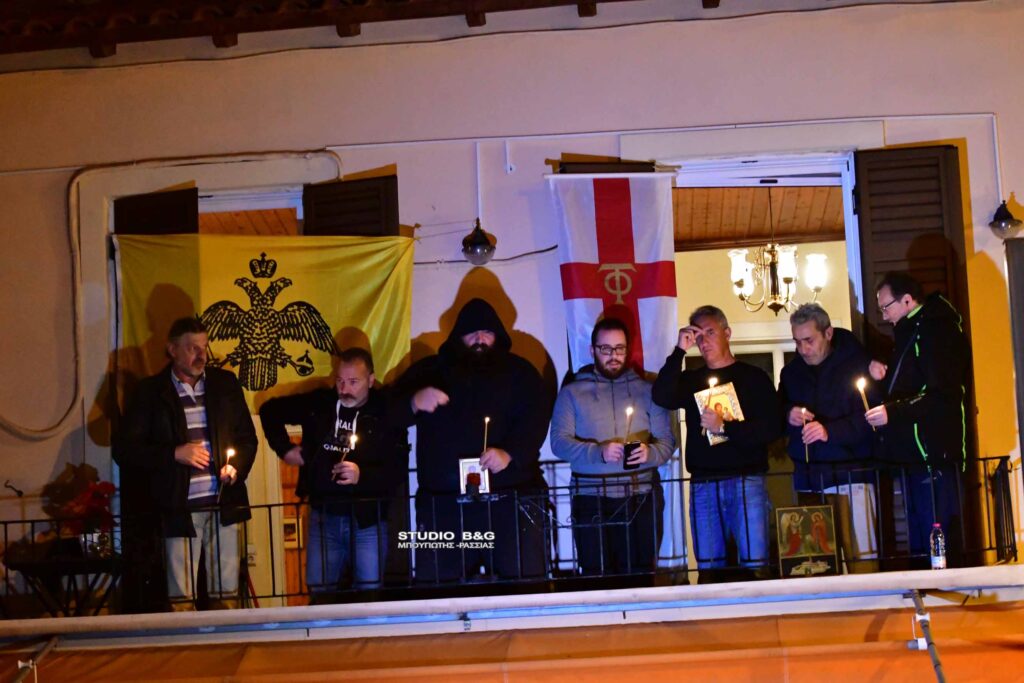 Έψαλλαν το τη “Υπερμάχω” από το μπαλκόνι τους!