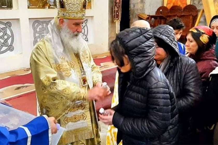 Μητροπολίτης στη Γεωργία έδωσε αντισηπτικά στους πιστούς